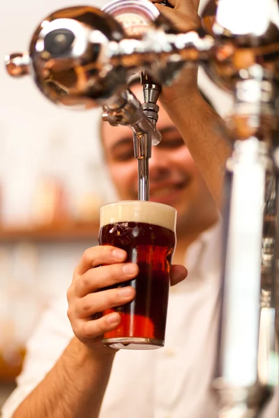 Detalhe de um barman desenhando uma cerveja — Fotografia de Stock