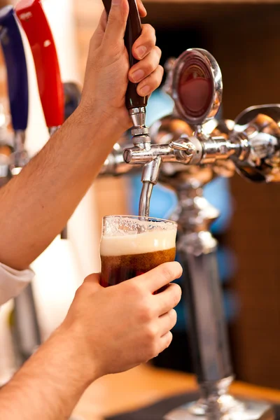 Detalhe de um barman desenhando uma cerveja — Fotografia de Stock