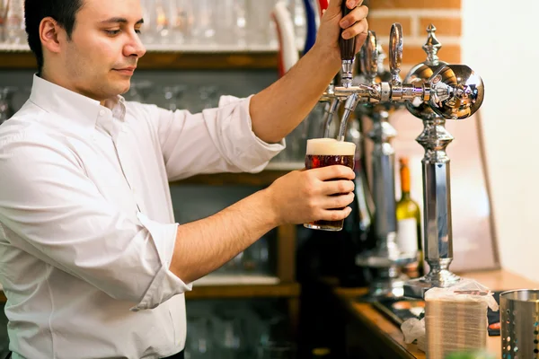 Detalhe de um barman desenhando uma cerveja — Fotografia de Stock