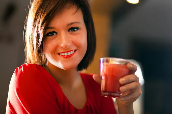 Portrait of a woman drinking a cocktail — Stock Photo, Image
