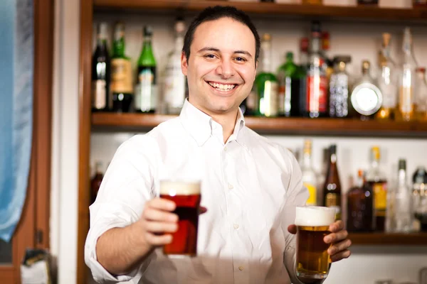 Bartender serving beer — Stock Photo, Image