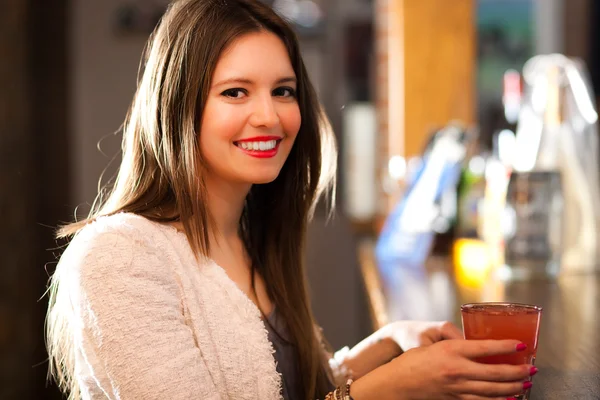 Fiatal nő, miután egy italt egy kocsmában — Stock Fotó