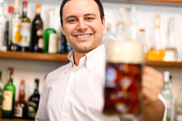 Barman sloužící pivo — Stock fotografie