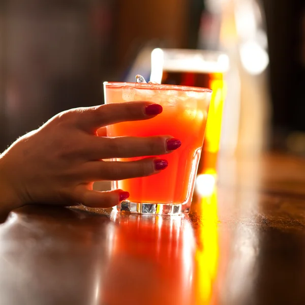 Mulher segurando uma taça de cocktail — Fotografia de Stock