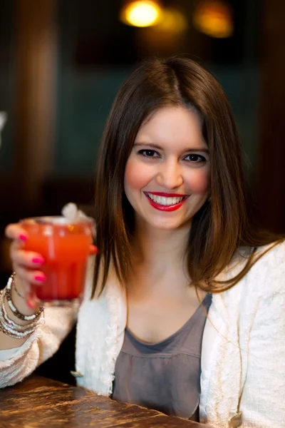 Porträt einer Frau beim Cocktailtrinken — Stockfoto
