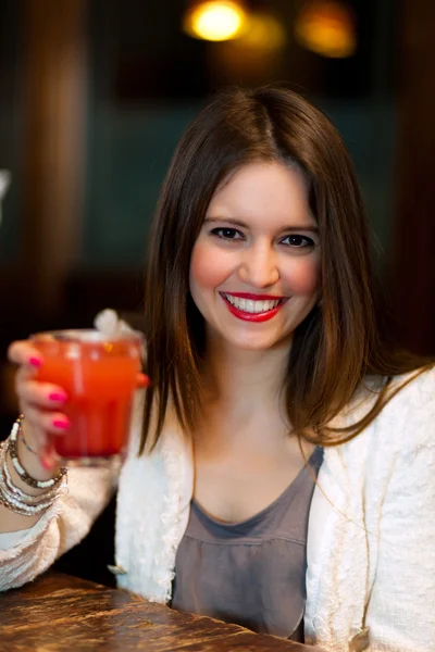 Retrato de uma mulher tomando um coquetel — Fotografia de Stock