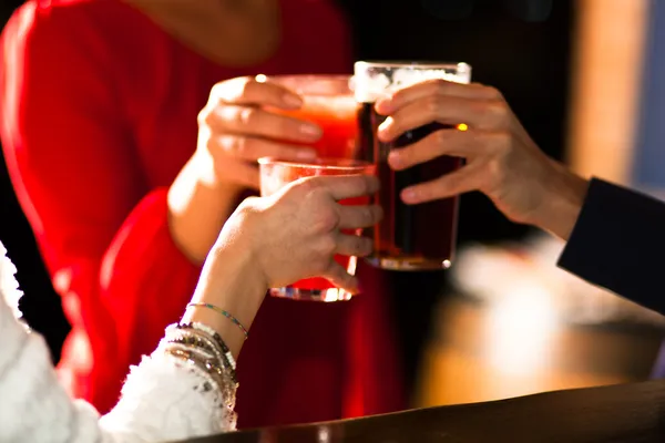 Freunde stoßen in Kneipe auf Gläser an — Stockfoto