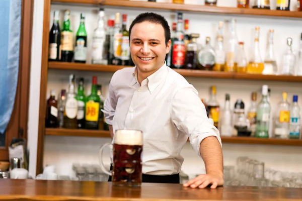 Bartender serving beer — Stock Photo, Image