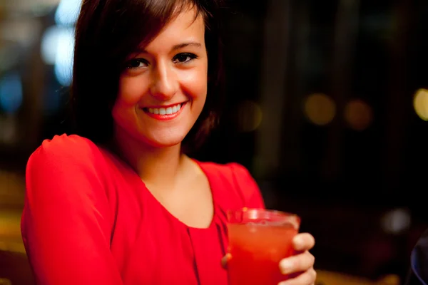 Retrato de uma mulher tomando um coquetel — Fotografia de Stock