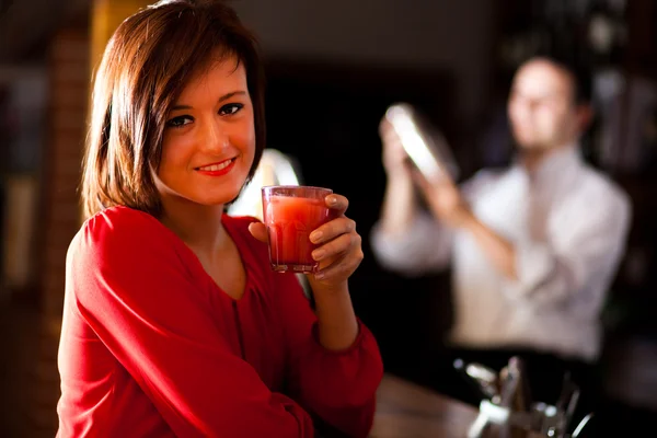 Retrato de una mujer bebiendo un cóctel — Foto de Stock
