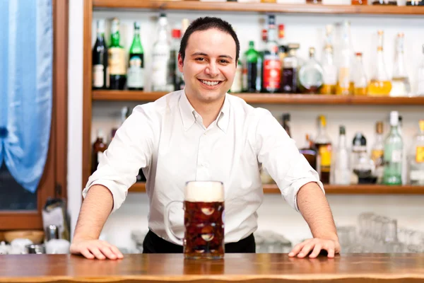 Bartender serving beer — Stock Photo, Image