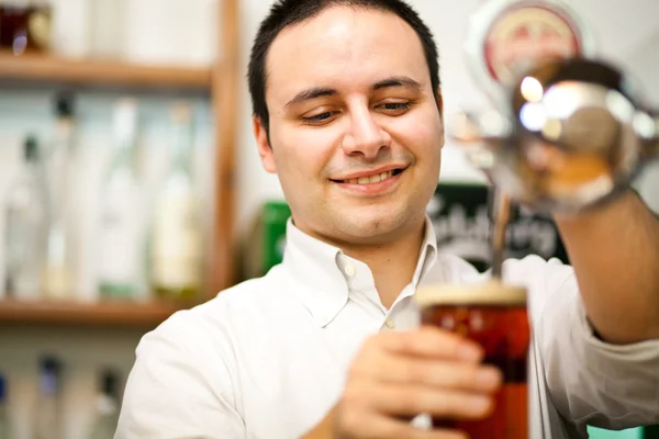 Barman sloužící pivo — Stock fotografie