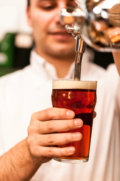 Homem a desenhar uma cerveja — Fotografia de Stock