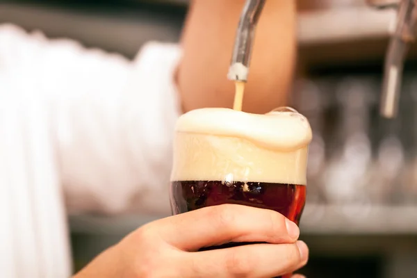 Man drawing a beer — Stock Photo, Image