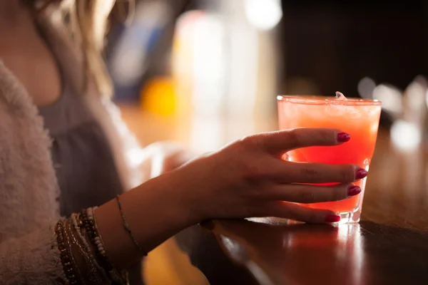 Woman holding a cocktail — Stock Photo, Image