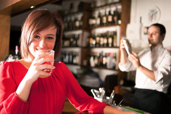 Frau trinkt einen Cocktail — Stockfoto