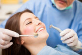 Zahnarzt bei einer Behandlung