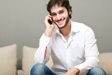 ev onun kanepede otururken, telefon, konuşan adam