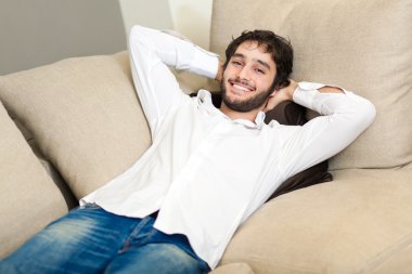 genç adam kanepede rahatlatıcı