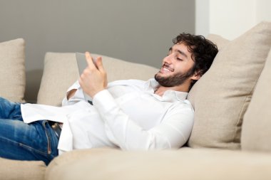 genç adam dijital tablet kullanma