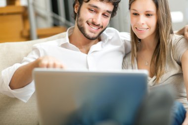 portre bir çift kanepede bir defter kullanma