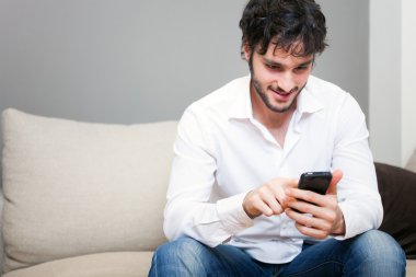 Cep telefonunu kullanan bir adam.