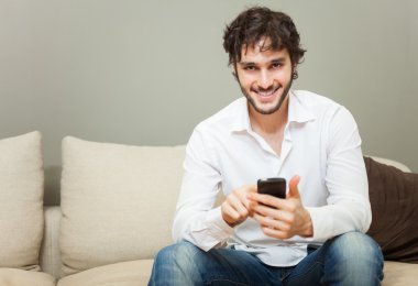 cep telefonu kullanan adam