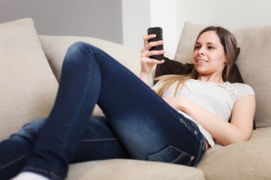 kadın kanepede rahatlatıcı