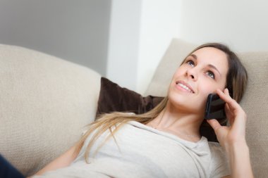 Kadın cep telefonu kullanıyor.