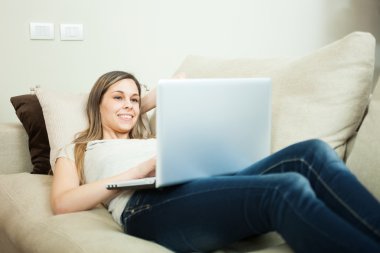 Dizüstü bilgisayar kullanan bir kadın