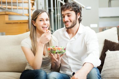 salata yiyen kadın