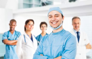 Doktor ekibi önünde gülen