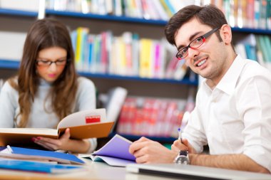 Kütüphanede kitap okuyan arkadaşlar