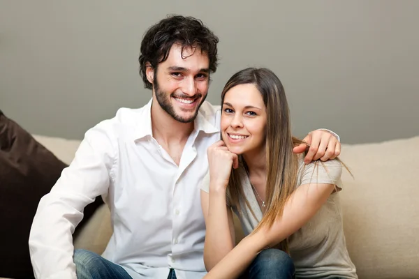 Lykkelig par i sofaen – stockfoto