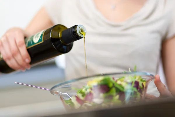 Mujer cocinando una ensalada —  Fotos de Stock