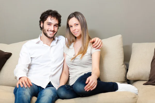 Casal feliz no sofá — Fotografia de Stock