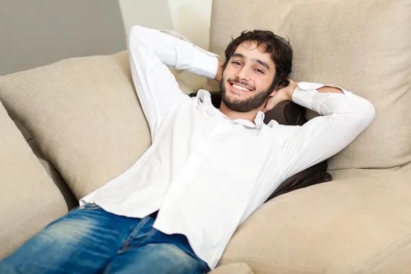 Jovem relaxante no sofá — Fotografia de Stock