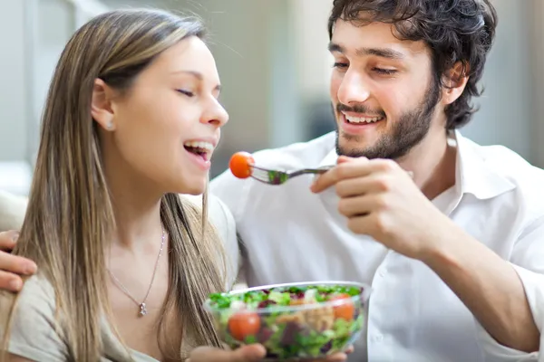 Homem adorável alimentando sua namorada — Fotografia de Stock