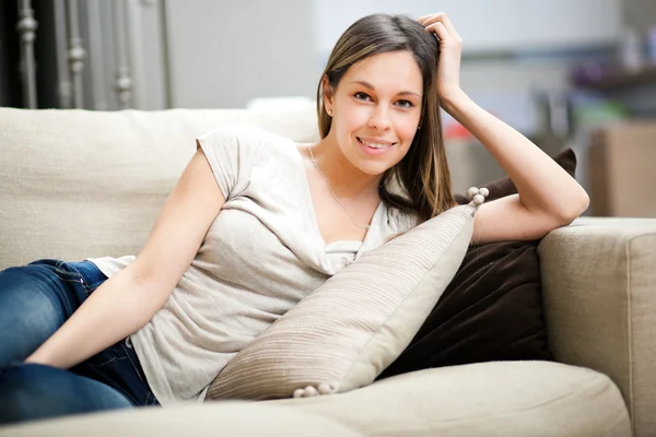 Mujer joven relajándose en el sofá —  Fotos de Stock