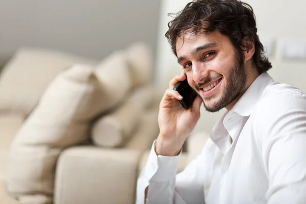 Porträtt av en ung man med mobiltelefon — Stockfoto