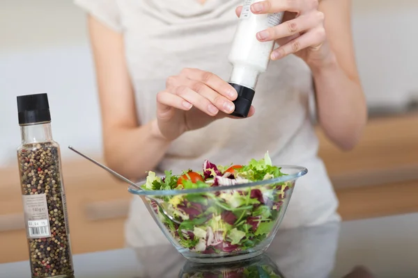 Woman cooking a salad — Stock Photo, Image