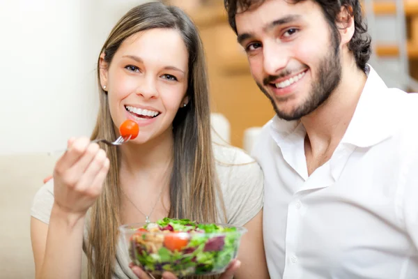 Casal jovem comendo juntos comida dietética — Fotografia de Stock