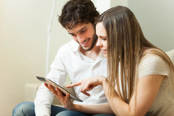 Par med en tablett — Stockfoto