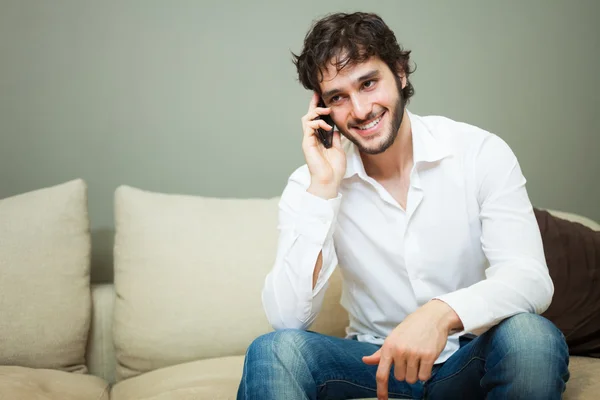 Jeune homme parlant au téléphone — Photo