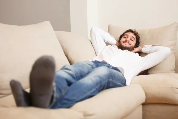 Man ontspannen op zijn bank — Stockfoto