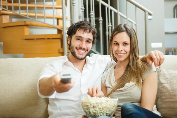 Paret tittar på en film — Stockfoto