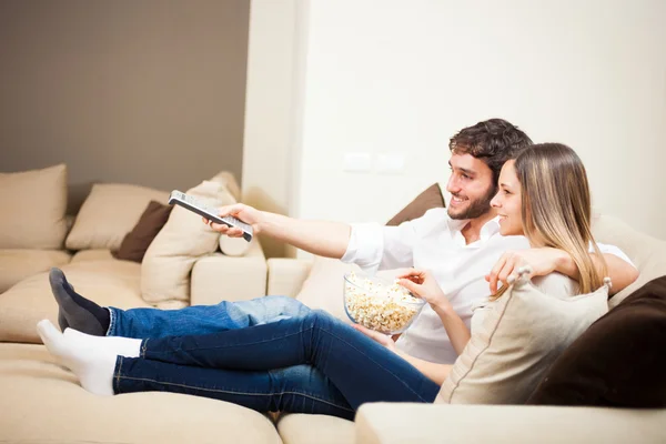 Casal assistindo a um filme — Fotografia de Stock