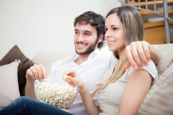 Couple regardant un film — Photo