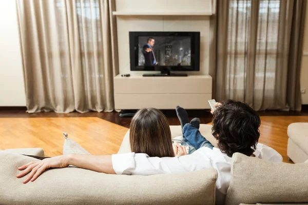 Coppia guardando un film — Foto Stock