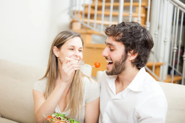 Paar eten van een salade — Stockfoto